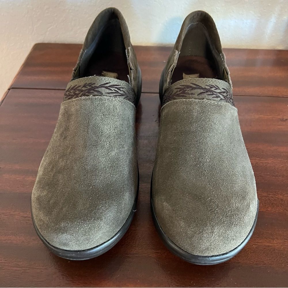 Jambu Betty Gray/Green Suede Slip On Shoe. Memory Foam. Sz 8.5. Great Condition!